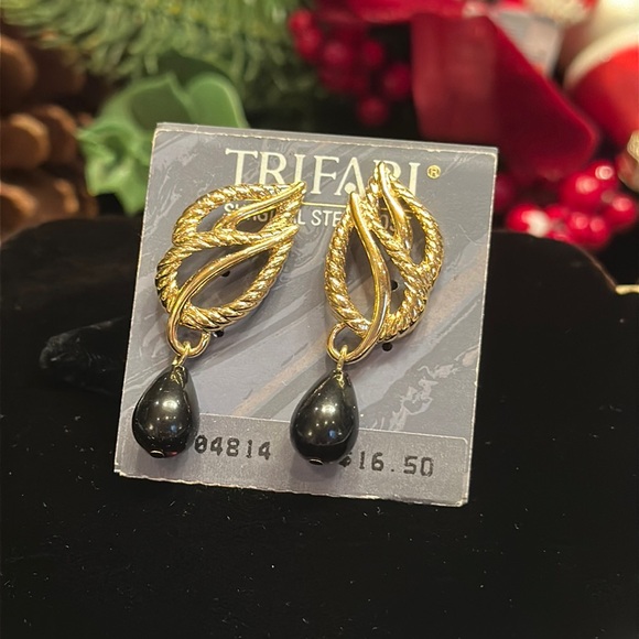 Trifari Vintage Gold scroll black bead dangle earrings pierced